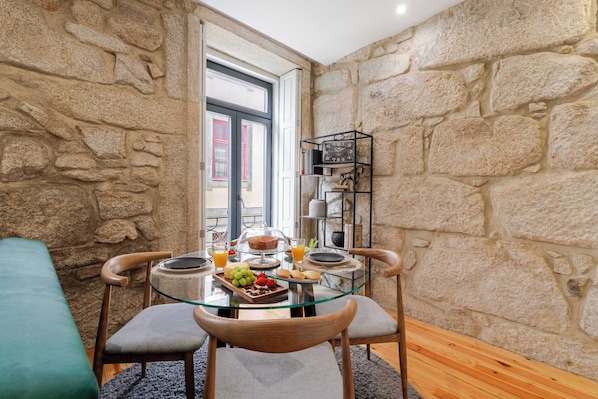 Dining - Bright, Cozy & Central Studio by HostWise (Porto)