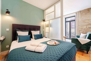 Iron/ironing board, travel cot, WiFi, bed sheets - Bright, Cozy & Central Studio by HostWise (Porto)