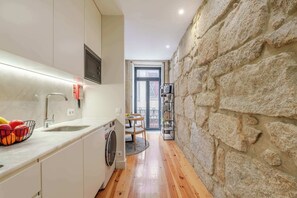 Coffee/tea maker, fridge, microwave, stovetop - Bright, Cozy & Central Studio by HostWise (Porto)