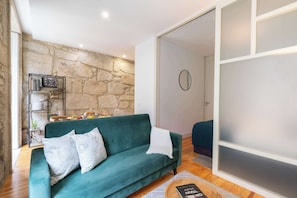 TV - Bright, Cozy & Central Studio by HostWise (Porto)