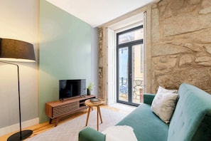 TV - Bright, Cozy & Central Studio by HostWise (Porto)