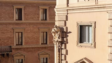 Eine Gebäudefassade mit zahlreichen Fenstern und klassischer Architektur.