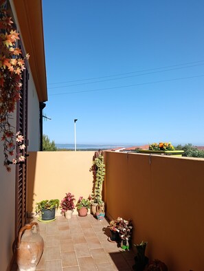 Terrace/patio - Holiday Home 'La Pavoncella' with Sea View, Wi-Fi and Air Conditioning (Is Lais)