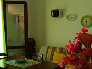 Dining - Holiday Home 'La Pavoncella' with Sea View, Wi-Fi and Air Conditioning (Is Lais)