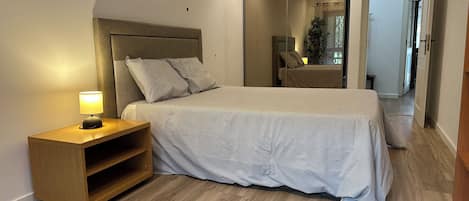 2 habitaciones, tabla de planchar con plancha, internet y ropa de cama