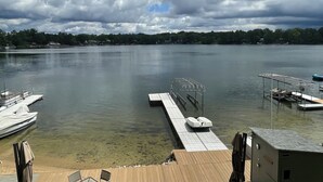 Un lac avec un quai, un espace de repos abrité et un petit bâtiment.