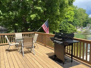 Outdoor dining - Clear Sky Cottage on Lost Lake - Gorgeous 3 bed/2.5 bath Lakefront Home (Custer)