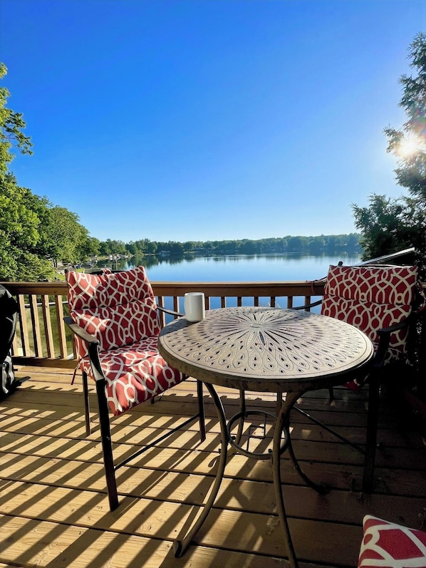 Outdoor dining - Clear Sky Cottage on Lost Lake - Gorgeous 3 bed/2.5 bath Lakefront Home (Custer)