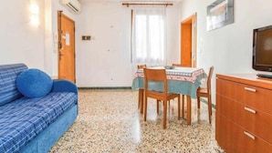 Unclassified image, 3 of 15, button - Mascareta. (Venezia)