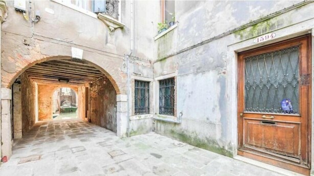 Unclassified image, 1 of 15, button - Mascareta. (Venezia)