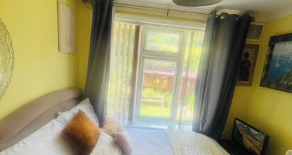 Room-cozy Private Garden View Retreat wi