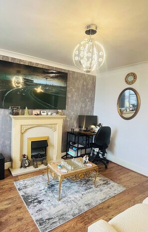 Living area - Room-cozy Private Garden View Retreat wi (Stoke-on-Trent)