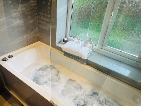 Bathroom - Room-cozy Private Garden View Retreat wi (Stoke-on-Trent)