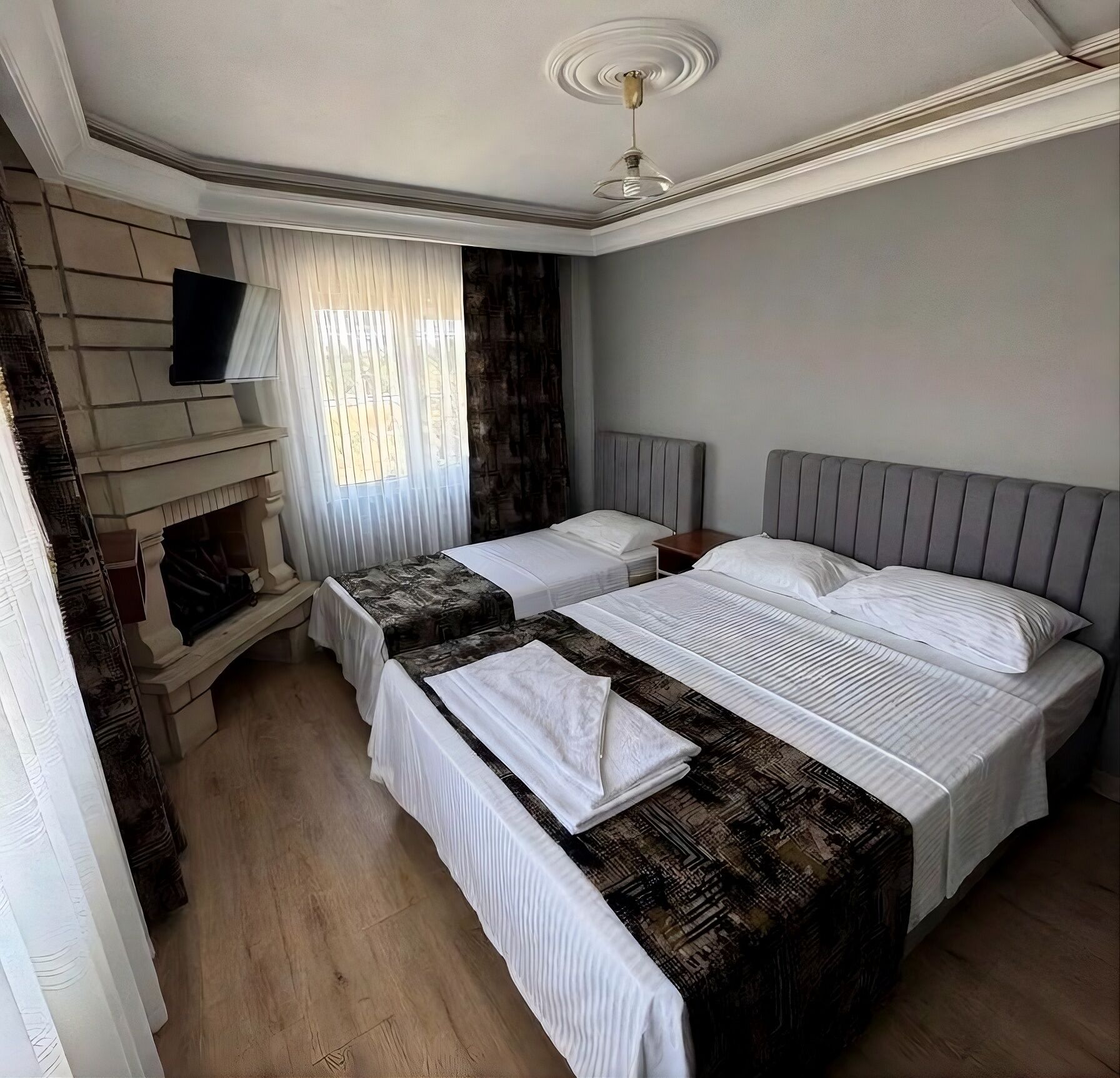 Habitación familiar con 2 camas individuales, balcón, vistas a la ciudad | Escritorio y wifi gratis