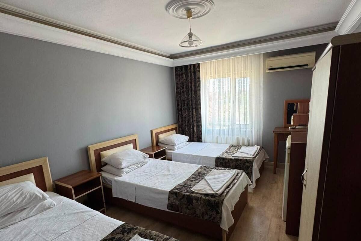 Basic Triple Room, Balcony | Desk, WiFi (free)