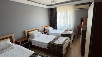 Basic Triple Room, Balcony | Desk, free WiFi