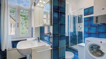 Standard Apartment, 2 Bedrooms, Microwave (Respiro Di Mare Cavi Di Lavagna) | Bathroom
