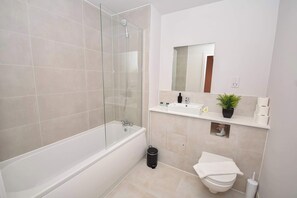 Dusche, Haartrockner, Handtücher, Shampoo