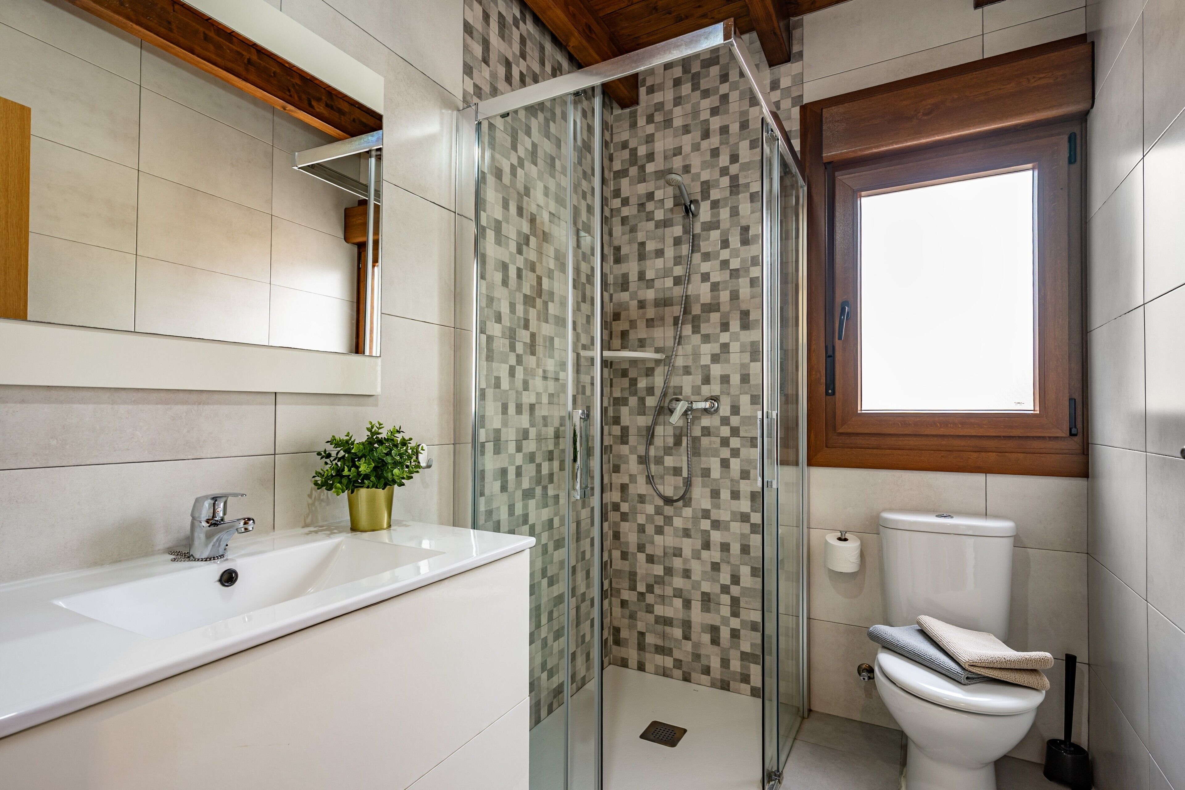 Een douche, een haardroger, handdoeken
