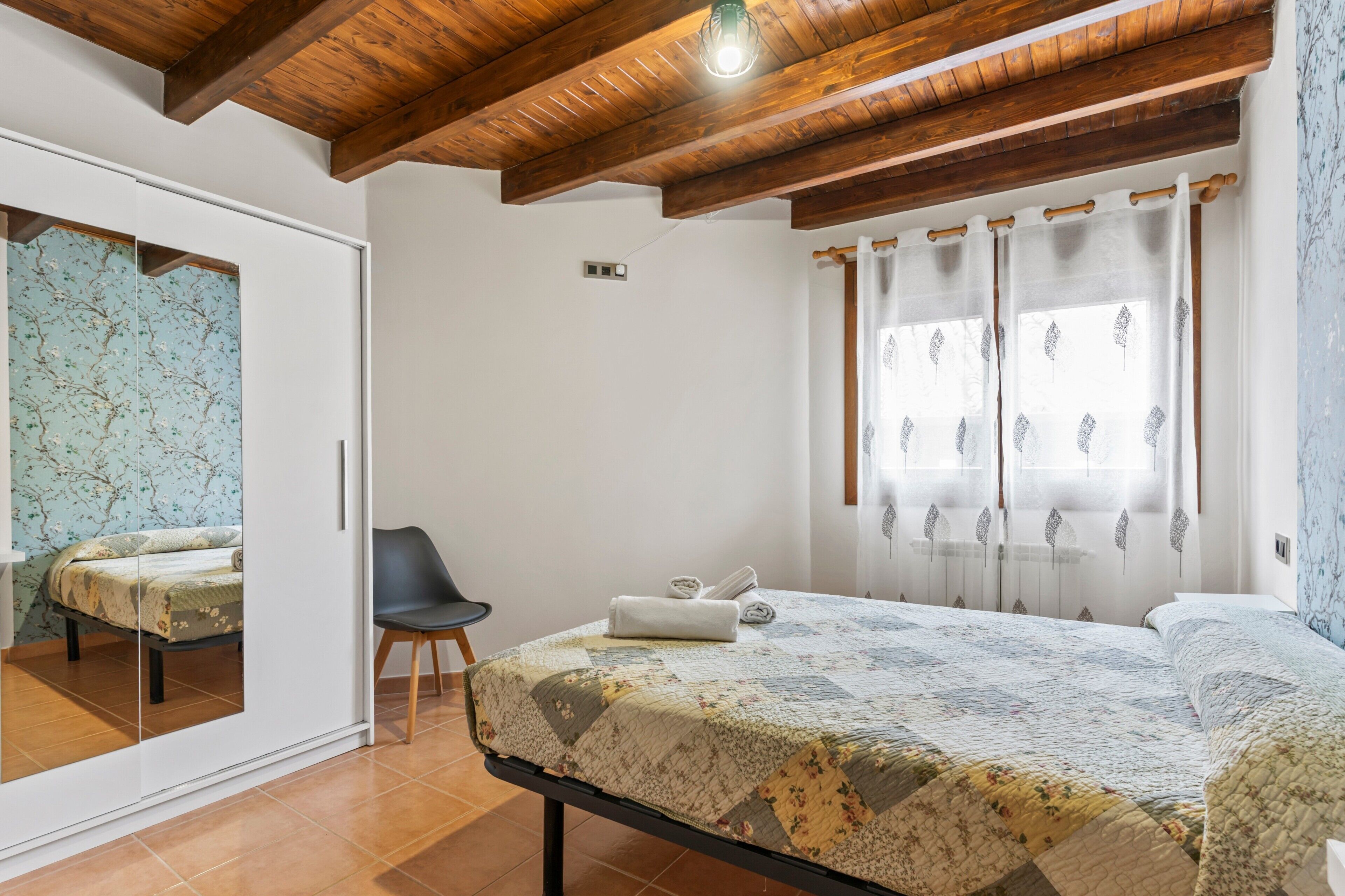 2 dormitorios, tabla de planchar con plancha, wifi y ropa de cama