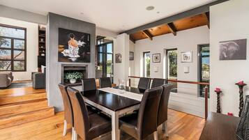 Un comedor con una mesa grande, sillas y una chimenea.
