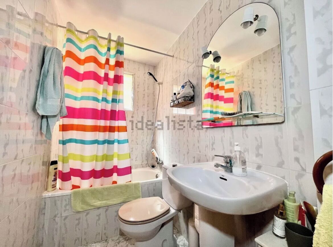 Een haardroger, een bidet, handdoeken, zeep