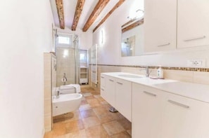 Dusche, Haartrockner, Bidet, Handtücher