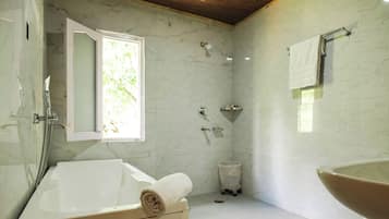 Luxury Duplex, Mountain View | Bathroom | Towels, soap, shampoo, toilet paper