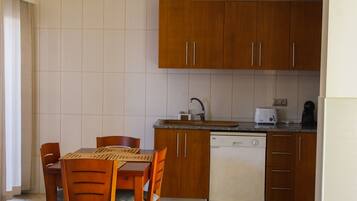 Apartment, 2 Bedrooms, Balcony, Mountain View | Private kitchen