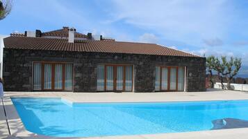Outdoor pool, pool umbrellas, sun loungers