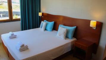 Apartemen, 2 kamar tidur, balkon, pemandangan gunung | Tirai kedap cahaya, setrika/meja setrika, dan Wi-Fi gratis