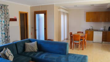 Apartment, 2 Bedrooms, Balcony, Sea View | Living area