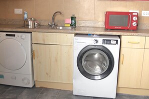 Fridge, microwave, oven, stovetop - House Sleeps 9 With Parking and Garden (Salford)