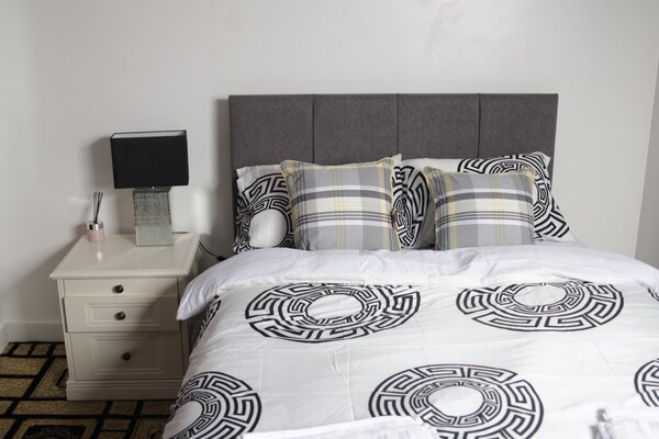 3 Bedroom House Sleeps 9 - Garden - Pets Welcome - Salford