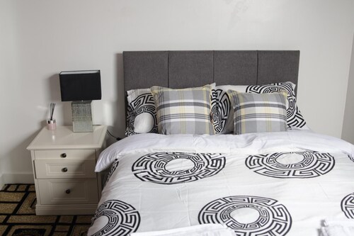 House Sleeps 9 With Parking and Garden