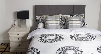 House Sleeps 9 With Parking and Garden