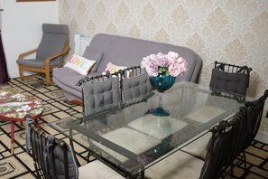 Living area - House Sleeps 9 With Parking and Garden (Salford)