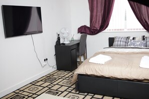 3 bedrooms, iron/ironing board, free WiFi, bed sheets - House Sleeps 9 With Parking and Garden (Salford)