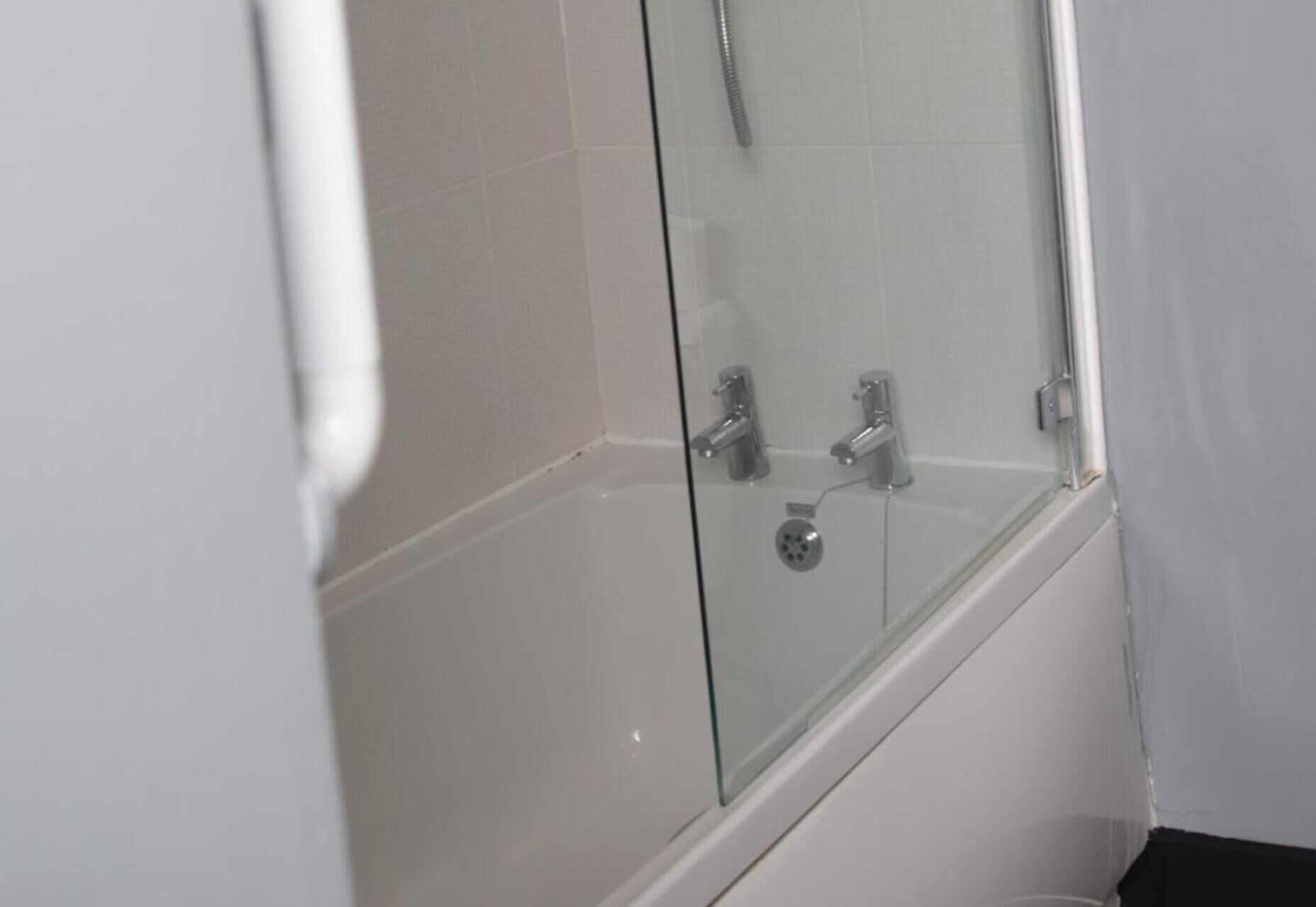Ducha y bañera combinadas, bañera profunda, secador de pelo y toallas