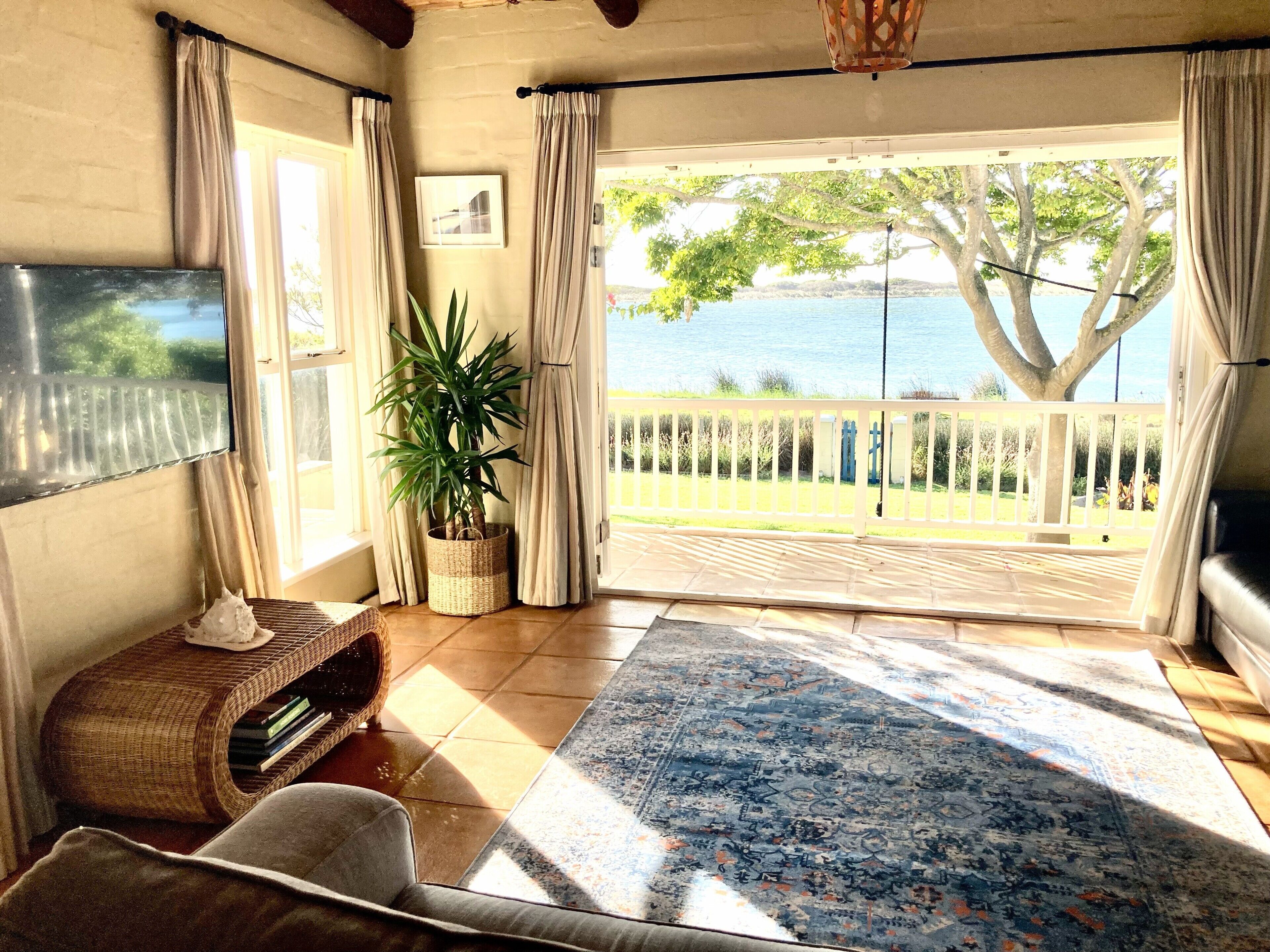 Casa com design assinado, vista para o lago, de frente para a praia | Área de estar