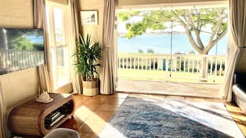 Casa com design assinado, vista para o lago, de frente para a praia | Área de estar