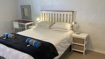 Casa com design assinado, vista para o lago, de frente para a praia | Escrivaninha, ferros/tábuas de passar roupa, Wi-Fi de cortesia