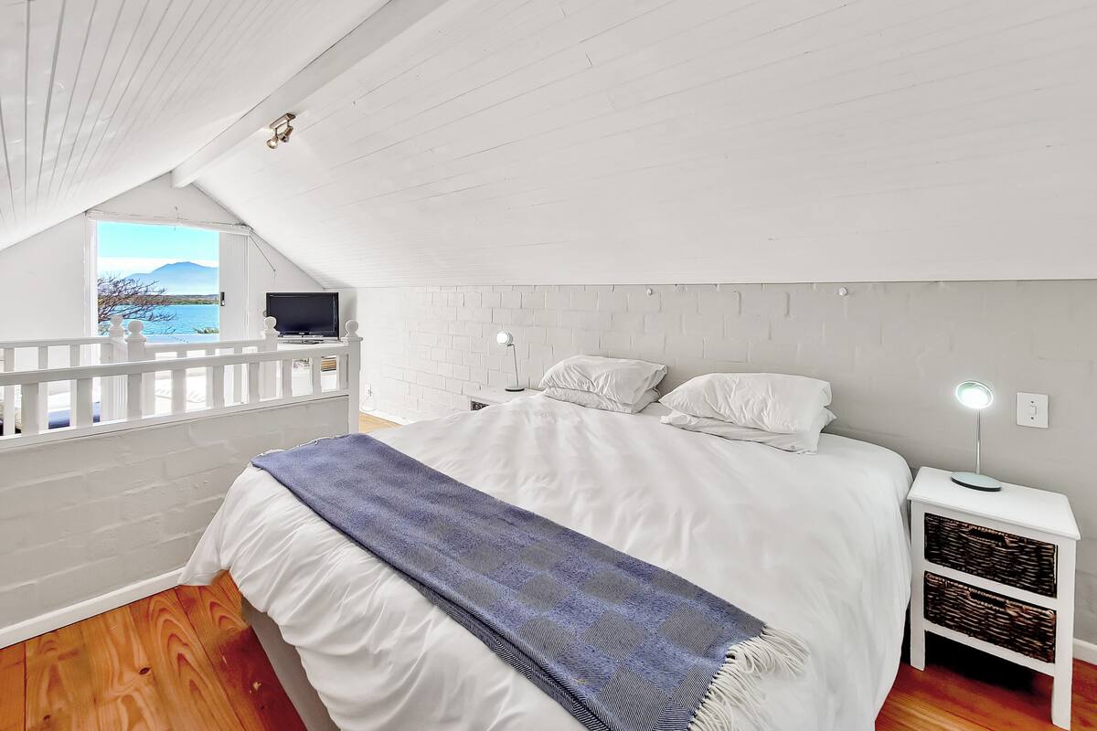 Luxury Apartment, Lake View, Beachfront