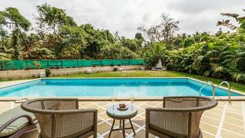 حمام سباحة