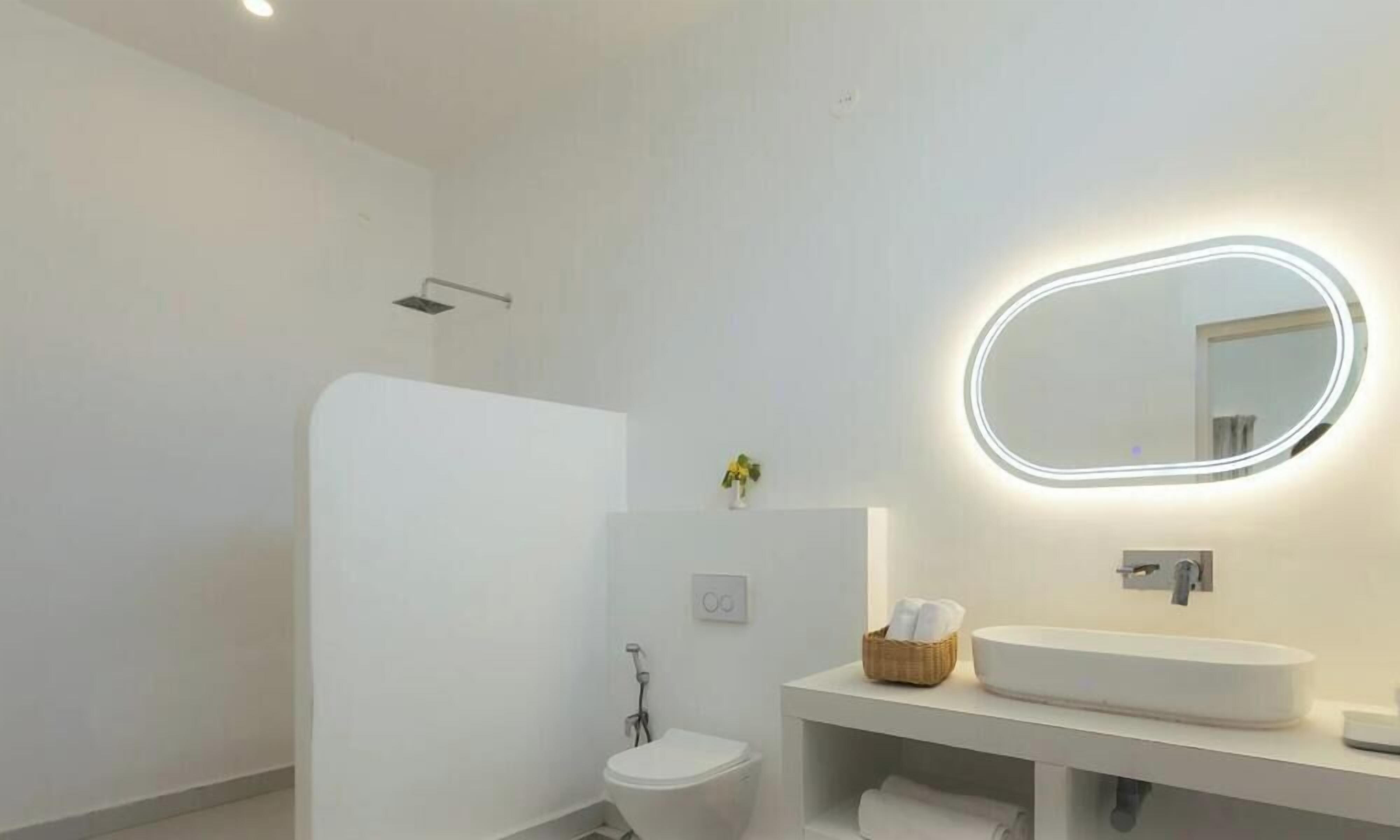Villa Serenity - 5BHK | ห้องน้ำ | ฝักบัว, ผ้าเช็ดตัว, ยาสระผม, กระดาษชำระ