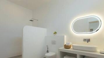 Villa, 5 slaapkamers, balkon, uitzicht op tuin | Badkamer | Een douche, handdoeken, shampoo, toiletpapier