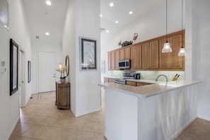 Coffee/tea maker, fridge, microwave, oven - Matera I at Vasari - William Raveis Rentals (Bonita Springs)