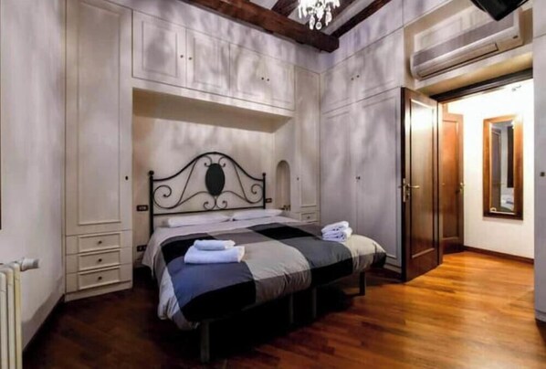 Iron/ironing board, WiFi, bed sheets - Red Fashion (Venezia)
