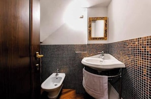 Hair dryer, bidet, towels, soap - Red Fashion (Venezia)