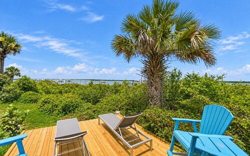 Pelican's Perch Cottage - New & Modern In Perfect Location w/ Waterfront Deck